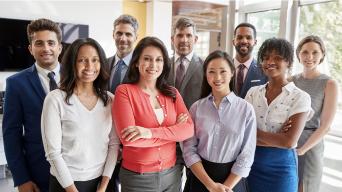 Illustration du cap RH pour les PME de 10 à 50 salariés : dirigeants et responsables RH anticipent recrutement, management et fidélisation pour une organisation RH solide.